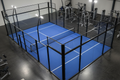 Una foto para venta de producto de pista de padel en web. Necesito una foto de pista de padel con suelo azul 